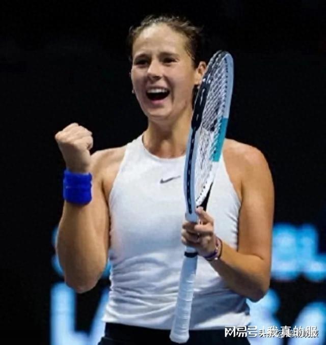 阿扎伦卡在美国队比赛中绝杀，爆冷引发热议！(阿扎伦卡晕倒)