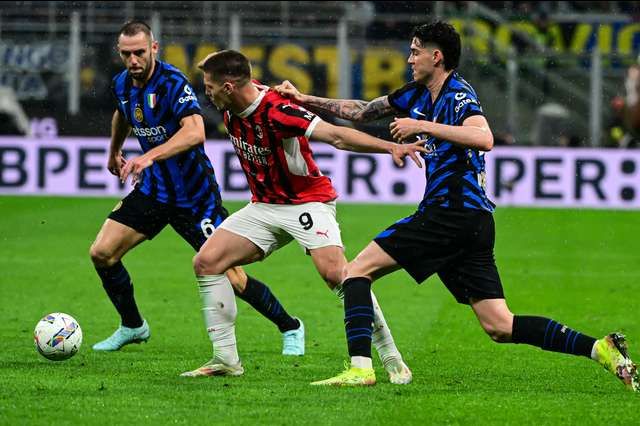 AC米兰训练开放日；今晨完成体检引欢呼；意大利杯在即；训练强度明显提升的简单介绍